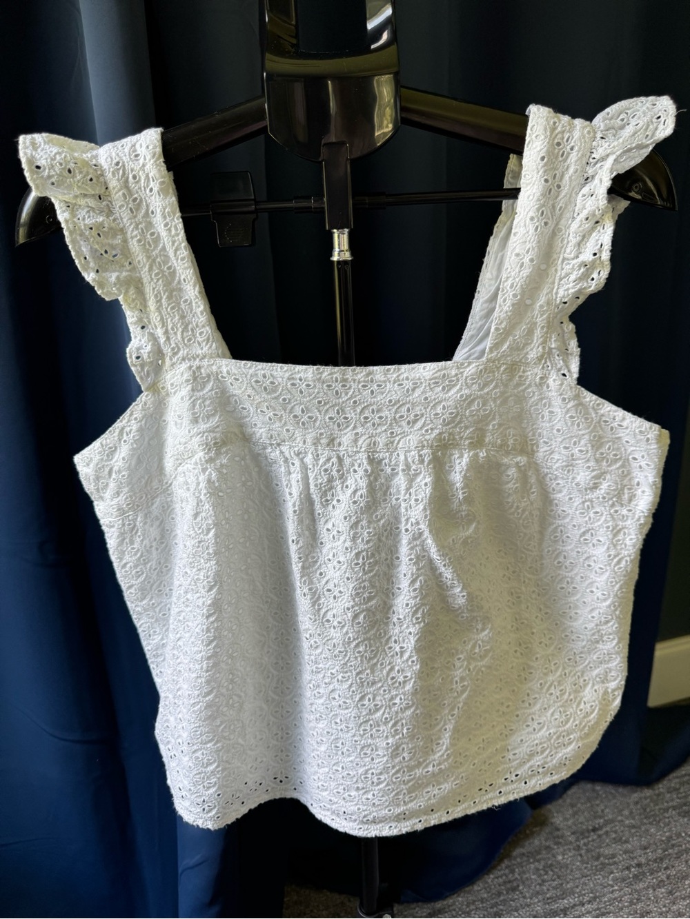 GAP Women’s Size Large White Sleeveless Ruffle Eyelet Blouse
